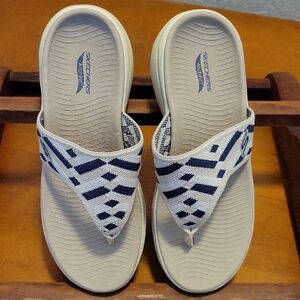 Skechers GO Walk Arch Fit Palm Coast Beige & Navy Flip Flops Size 8